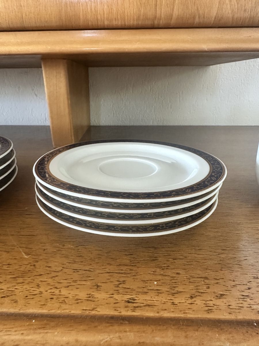 Set di piatti: 4er Geschirrset mit schönem Rand – Usato da Grüningen venduto da DomegaStore 5