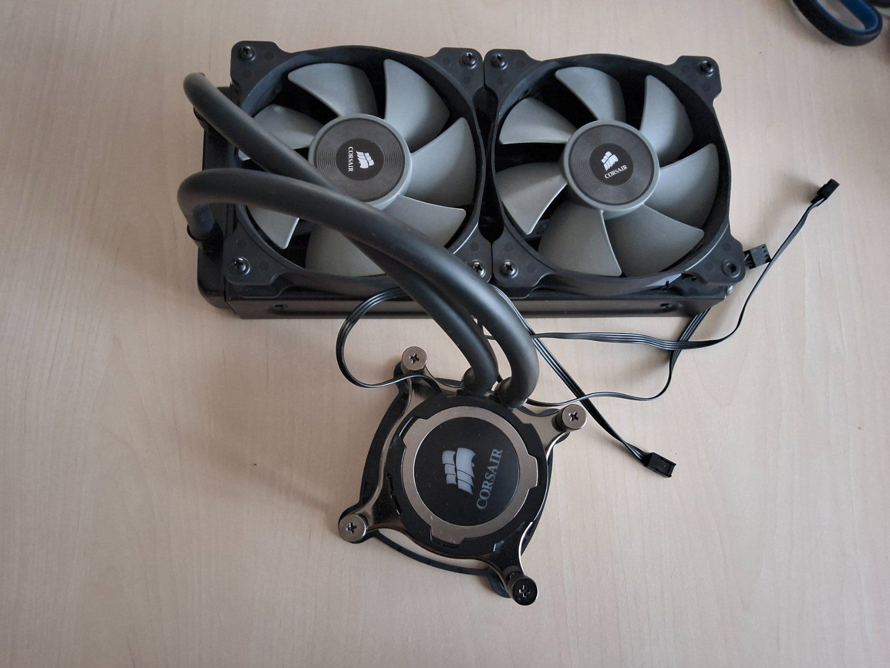 Corsair Custodie: CORSAIR Hydro Series H105 – Usato da Oberengstringen venduto da DelCtrl