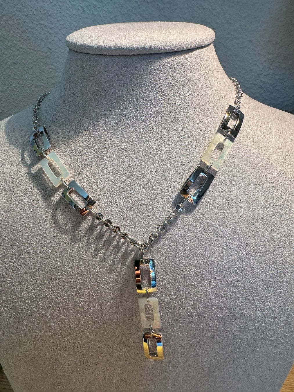 Catenine: Wunderschönes Y-Collier 18kt. Weissgold mit Perlmutt – Nuovo e nell'imballaggio originale da Hombrechtikon venduto da Harosa