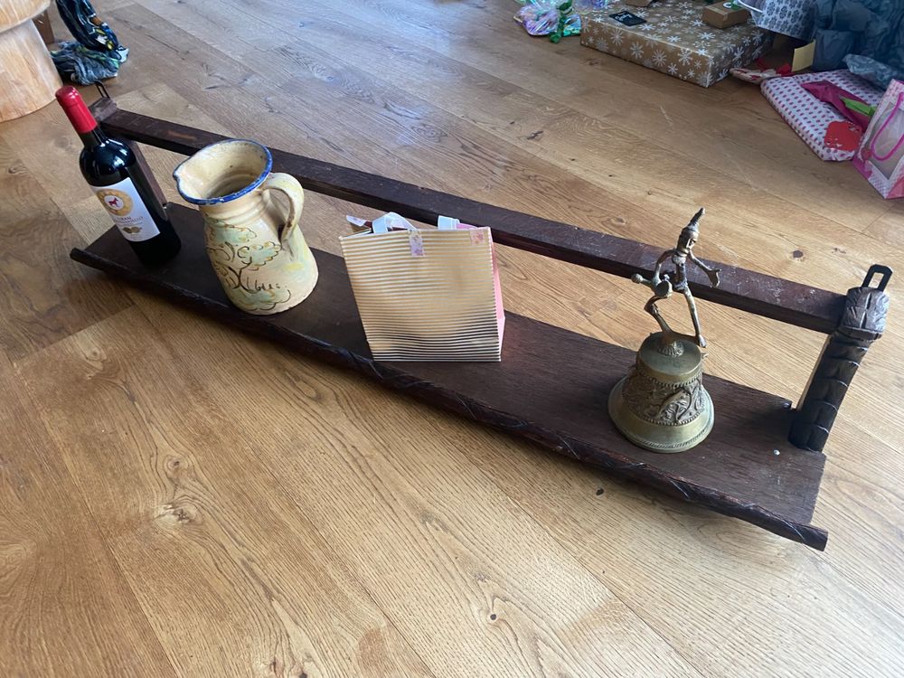 Regal Aus Bauholz Mit Schwarzen Metallhaltern