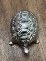 Schildkröte Dose Metall mit zwei kleinen Würfeln gebraucht