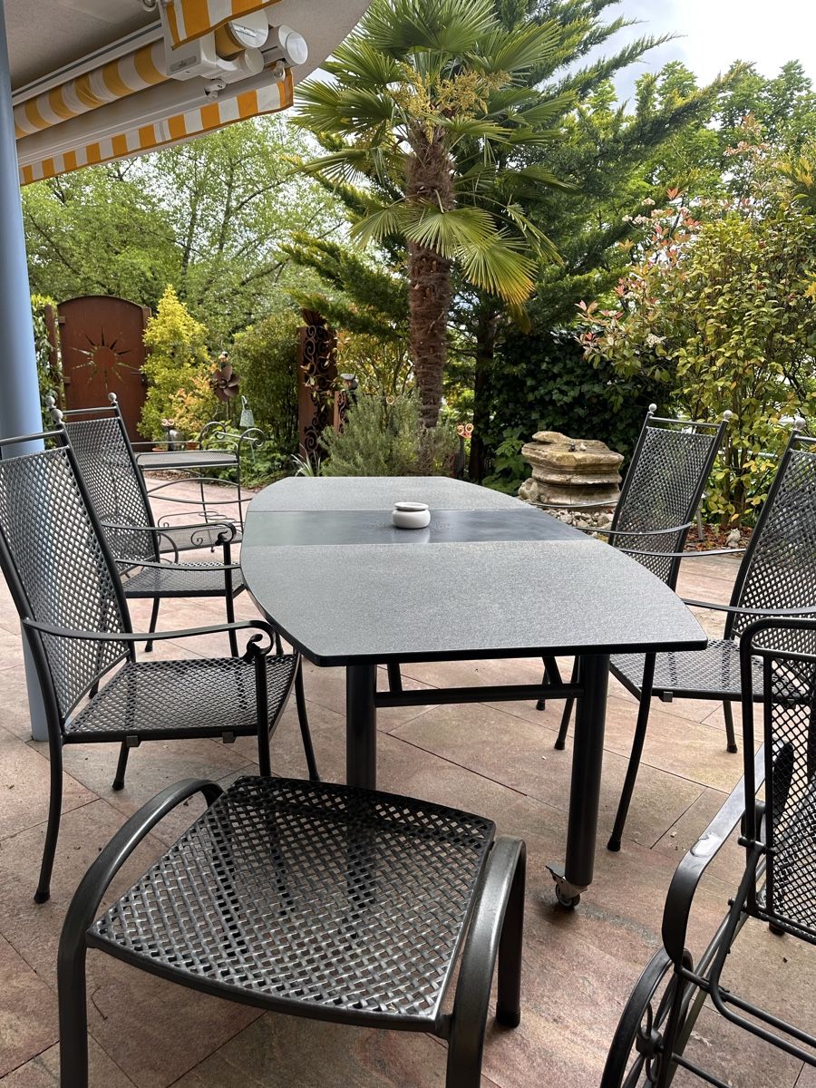 Set di tavolo e panche: Elegantes Gartenmöbel-Set aus Metall  – Usato da Allschwil venduto da 1994marco 7