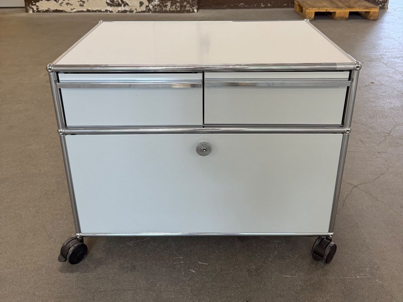 USM Banconi: USM Haller Rollcontainer mit 3 Schubladen – Usato da Dietlikon venduto da ComdatAG