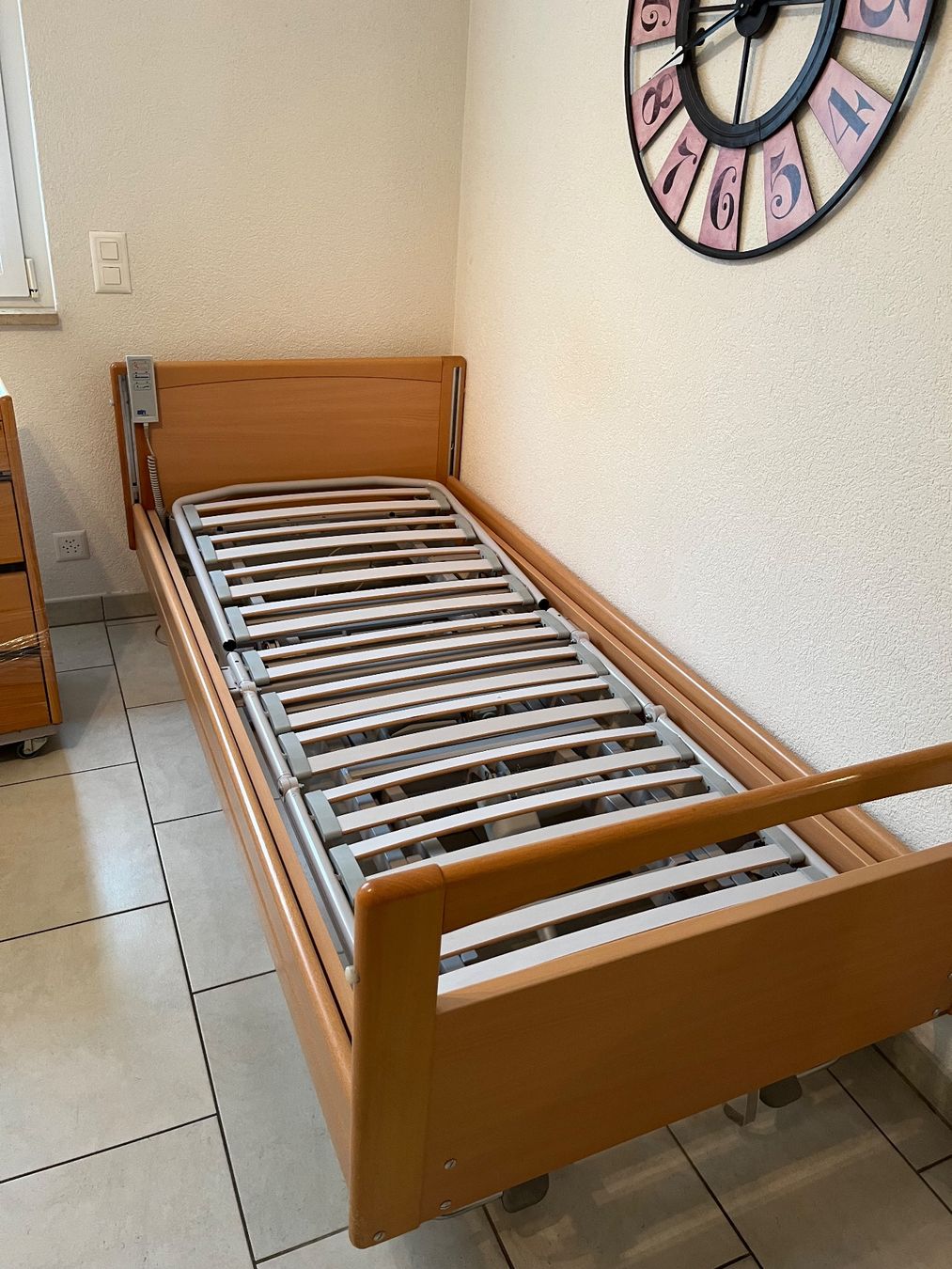 Letti: Elektrisches Pflegebett mit Nachttisch – Usato da Roeschenz venduto da Little5