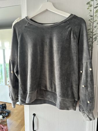 Grauer Samt Pullover mit Perlen
