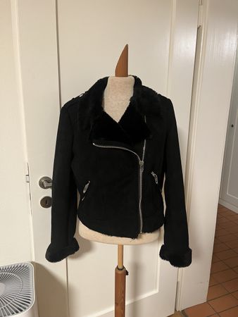 Schwarze Winterjacke mit Fellimitat, Grösse M (eher S)