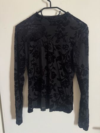 🌹 Schwarzes Langarmshirt mit Samt-Blumenmuster – Grösse M