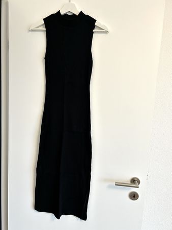 Schwarzes Kleid gerippt