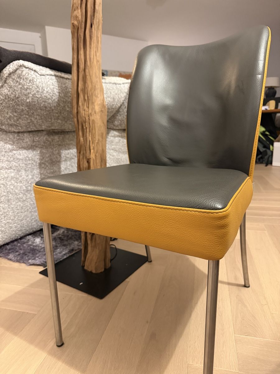 Stühle: Trois chaises cuir grises et jaune moutarde  – Gebraucht aus Founex von ann_z27t
