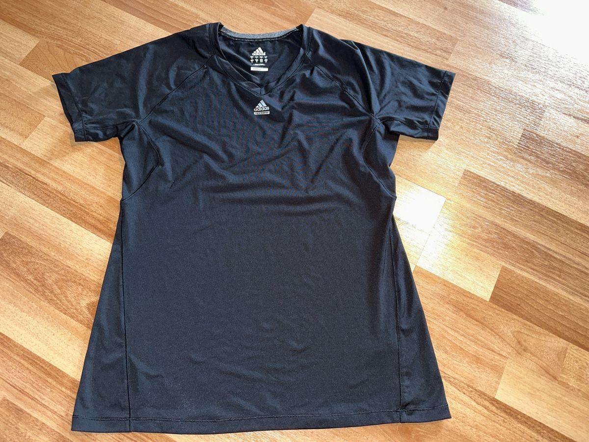 Adidas T-Shirts: Adidas Techfit Shirt Gr. 44 einf. Brustweite 49 cm – Gebraucht aus St. Gallen von mai_gd7k