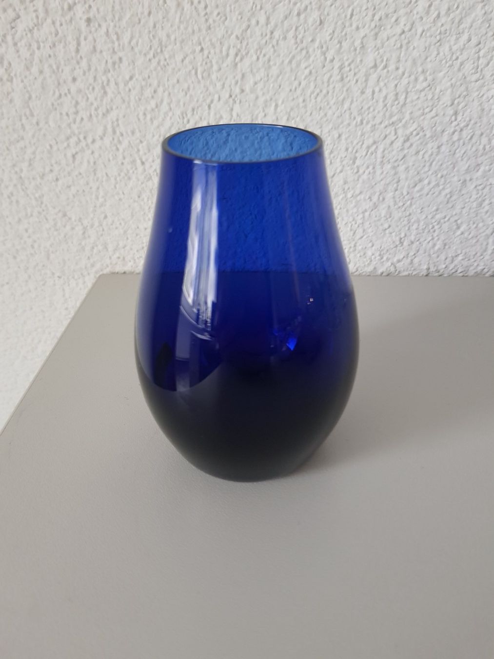 Vasen & Gefässe: Sarner Glasvase Väsli klein blau – Gebraucht aus Urdorf von Colina