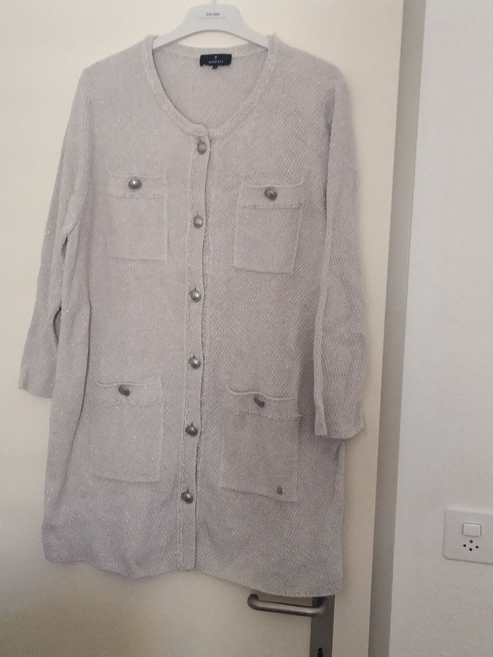 Monari Giacche: Strickjacke MONARI, Grösse 44, grau metallise – Usato da St. Urban venduto da Remember4