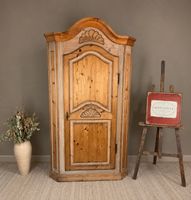 Antiker Vintage Eckschrank  – handveredelt 