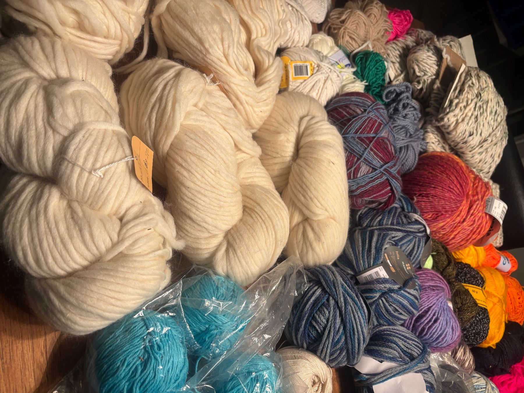 Lana: 1 Lot Wolle verschiede Farben – Usato da Kriens venduto da Mollinos 5