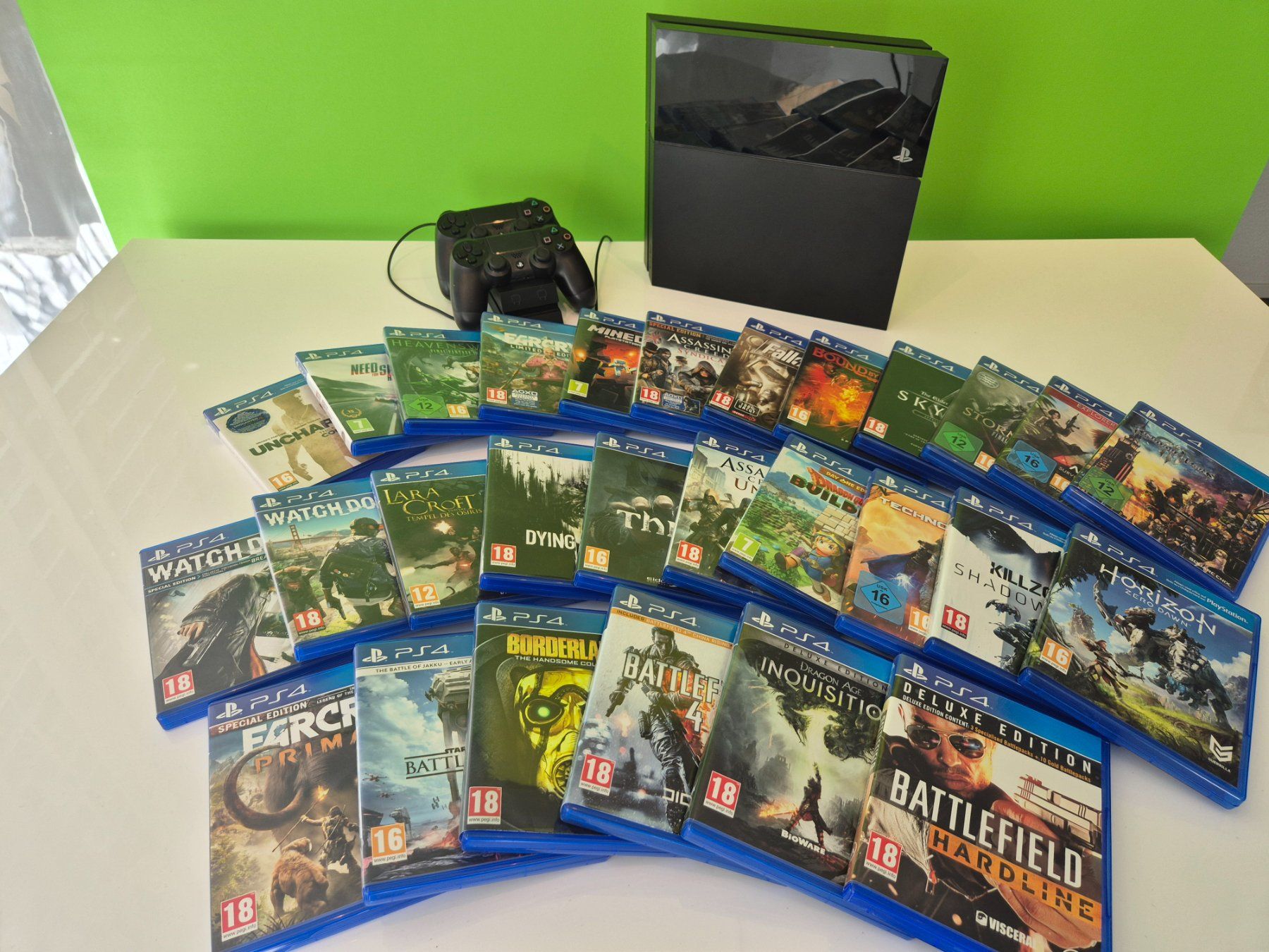 Sony Console: PS4 + 2 Controller + 30 Games + Ladestation – Usato da Moosseedorf venduto da hermeses