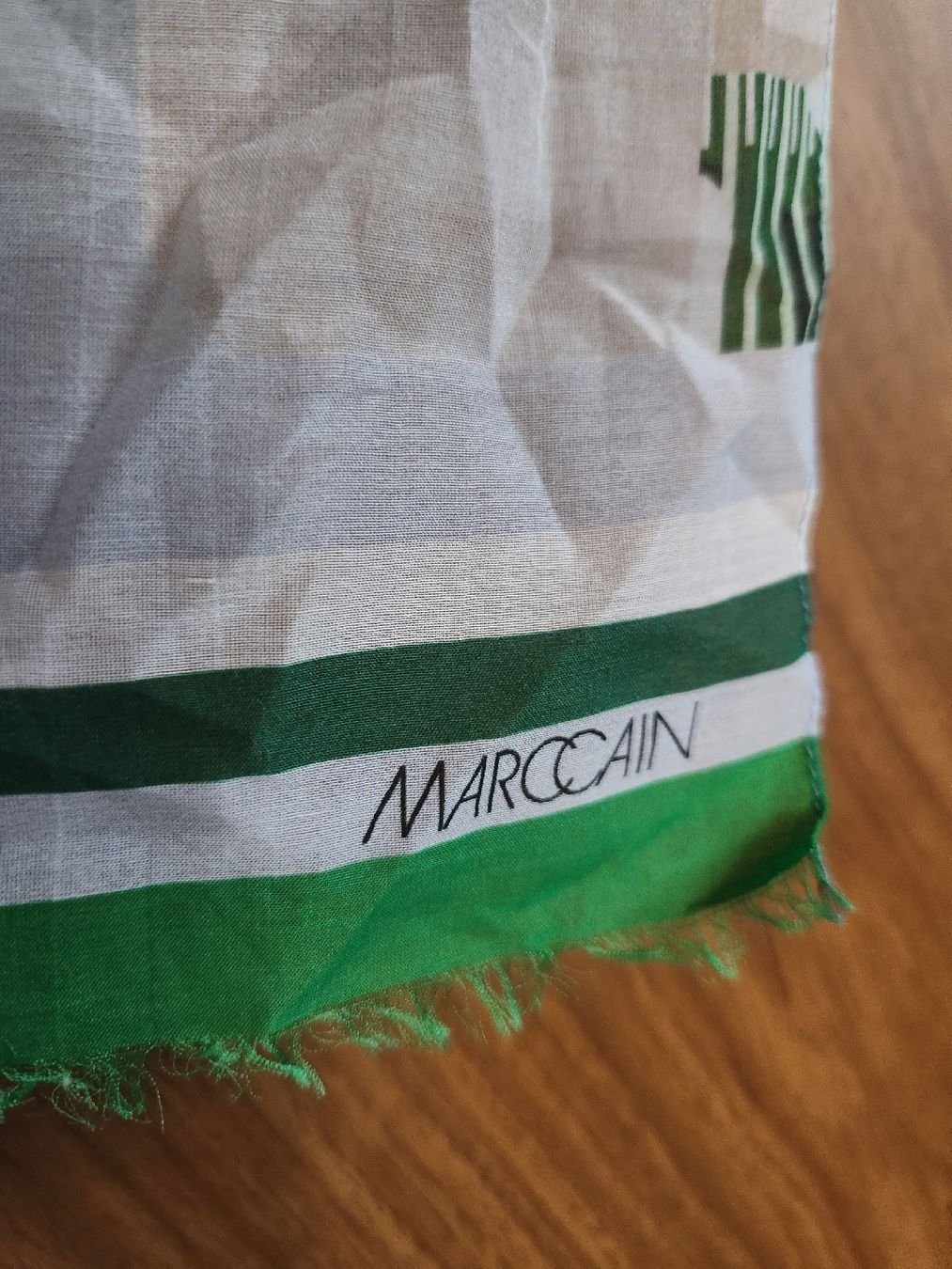 Marc Cain Foulards & écharpes: Écharpe Marccain imprimée blanc et vert occasion  – D'occasion à Niedergösgen par Eva2410 4