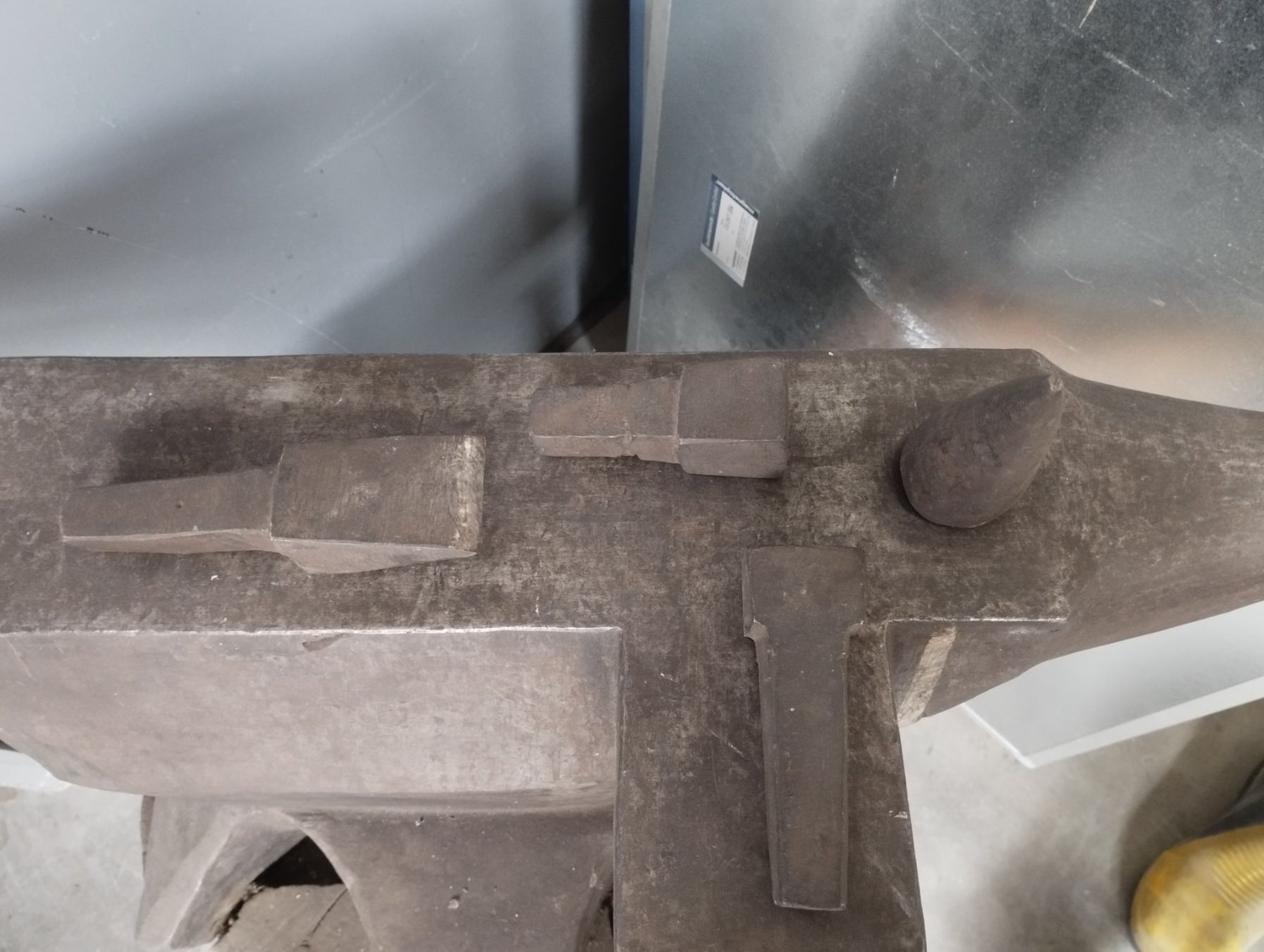 Attrezzi da lavoro: Amboss mit Holzfuss und Einsätzen – Usato da Hallwil venduto da cao_x7wb 6