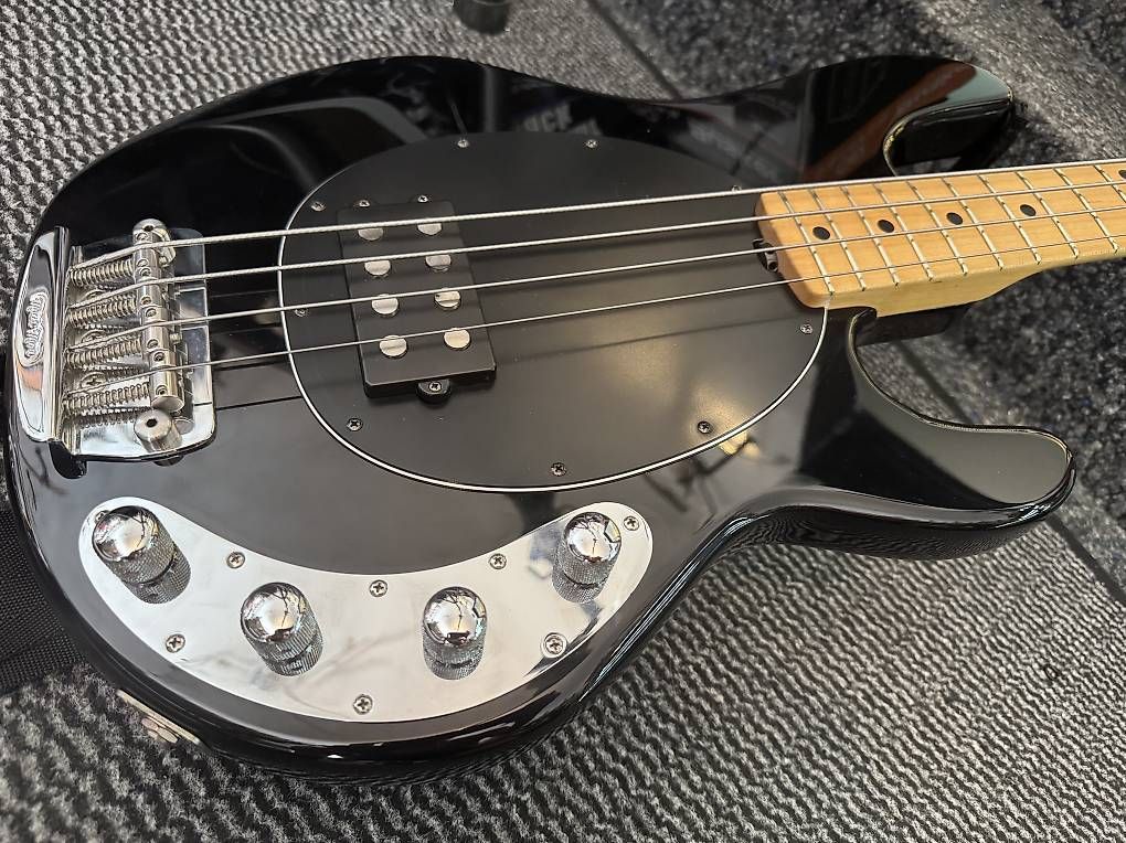 Musikinstrumente: Basse Musicman Stingray 3 US – Gebraucht aus Morges von GvnMusic