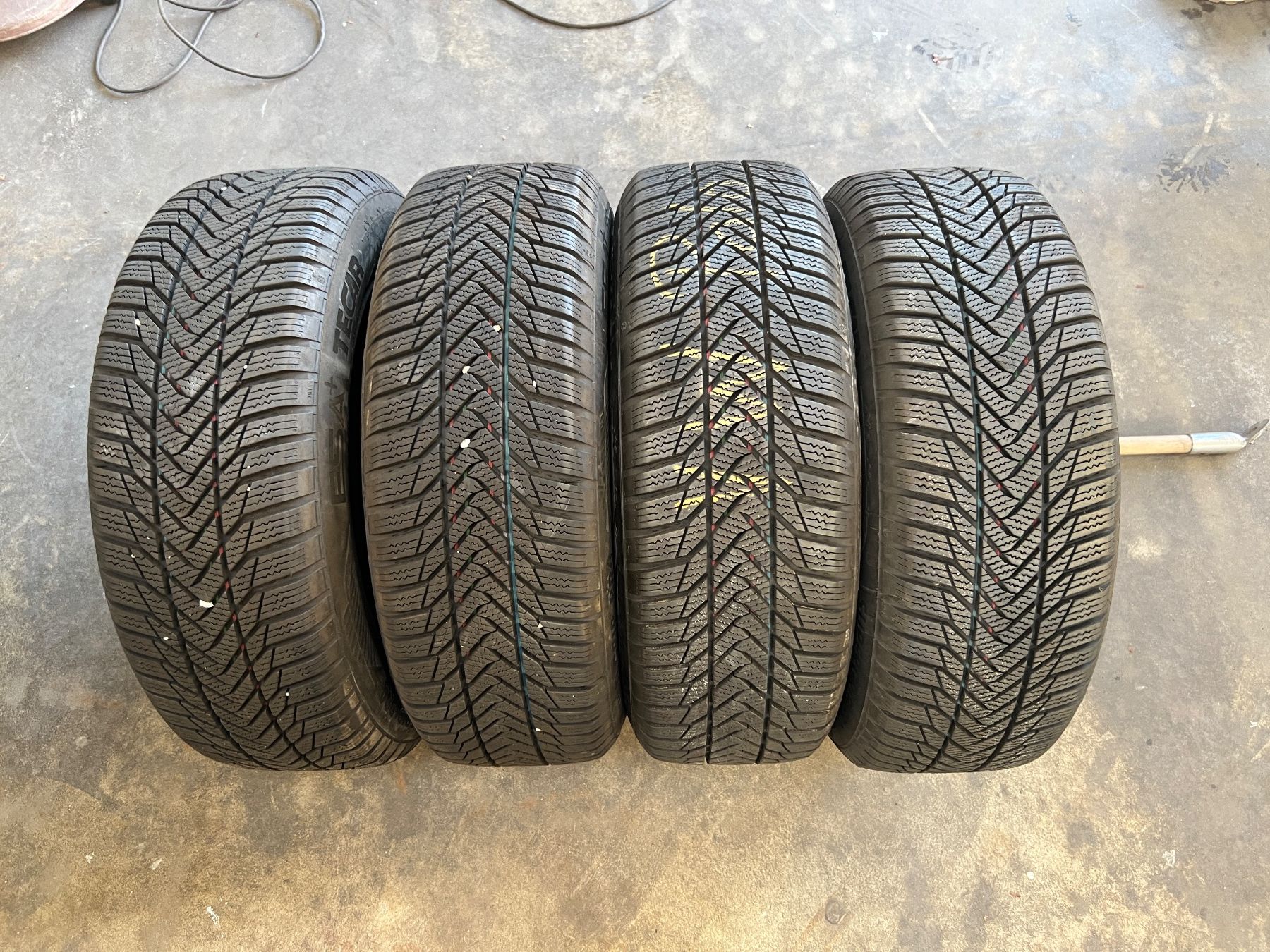 Kia Pneumatici & Ruote complete: Winterreifen 185/60/R15 88T M+S – Usato da Feuerthalen venduto da ItsKruusty 1