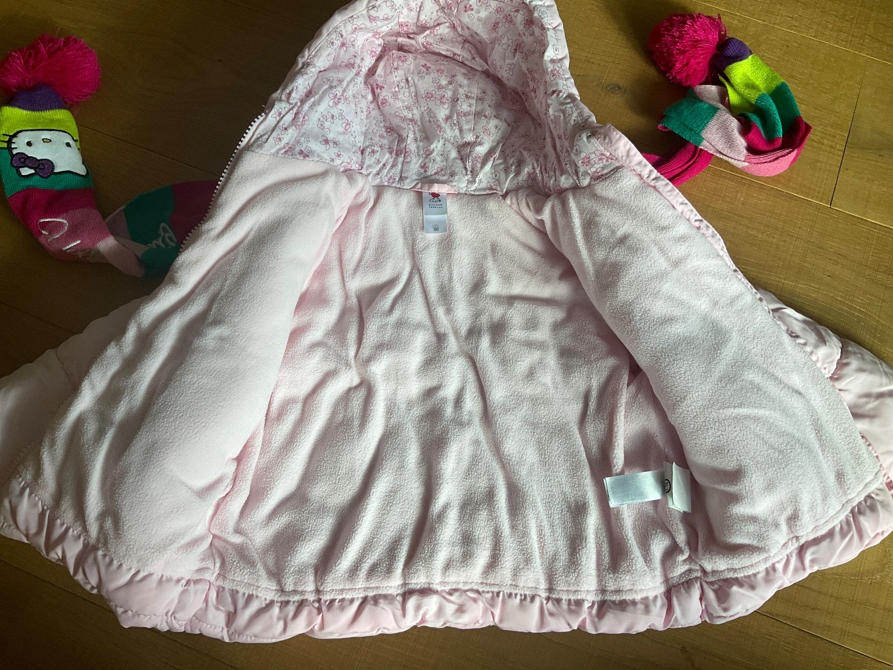 Lotti & Set di vestiti: Winterjacke Gr. 86 mit Hello Kitty Schal – Usato da Winterthur venduto da aionila 2