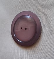 1 Knopf, Lila, Durchmesser 38 mm.