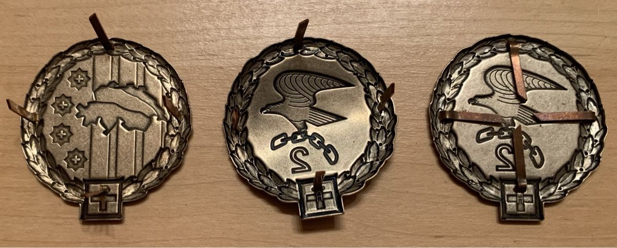 Armée suisse Plaquettes & Badges: 3 Beretembleme der CH Armee – D'occasion à Goldingen par Bergler012 1