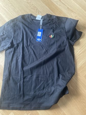 Adidas T-Shirt Essential schwarz Grösse L neu mit Etikett