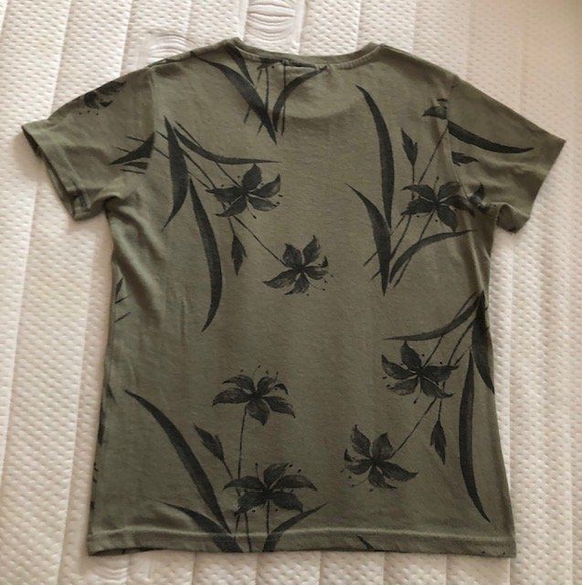T-Shirts: T-shirt Immod vert olive, fleurs noires, taille S – Gebraucht aus Aigle von Tchamille 2