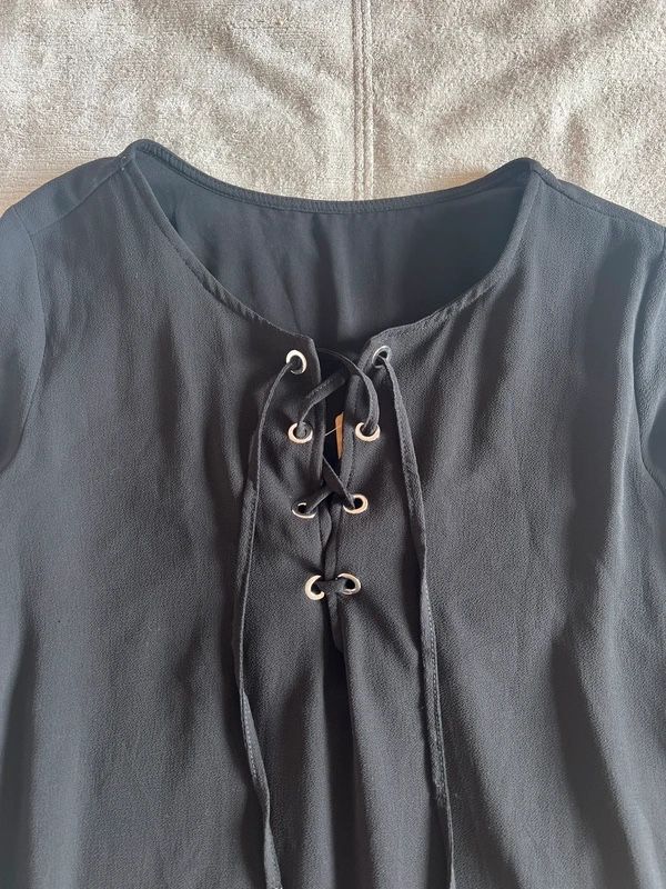Zara Kleider: Robe Zara noire à lacets, élégante et confortable - Taille M – Gebraucht aus Lausanne von Stephaniesdressing 9