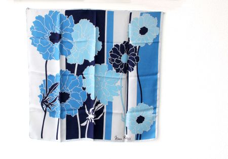 Nina Ricci Seidentuch - blaues Foulard/Carre mit Blumen