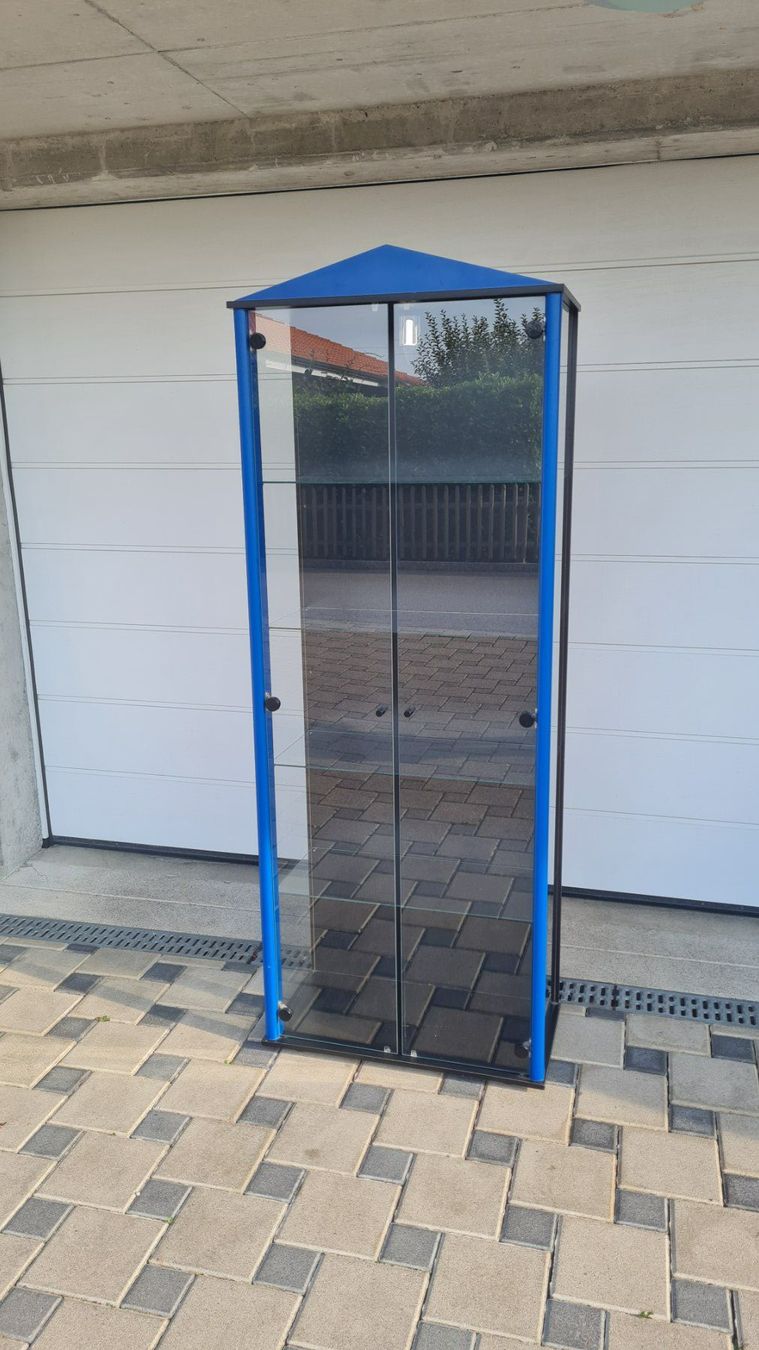 Vitrinen: Vitrine / Glas / Blau-Schwarz / Licht / 4 Tablar – Gebraucht aus Safenwil von Husqi2000