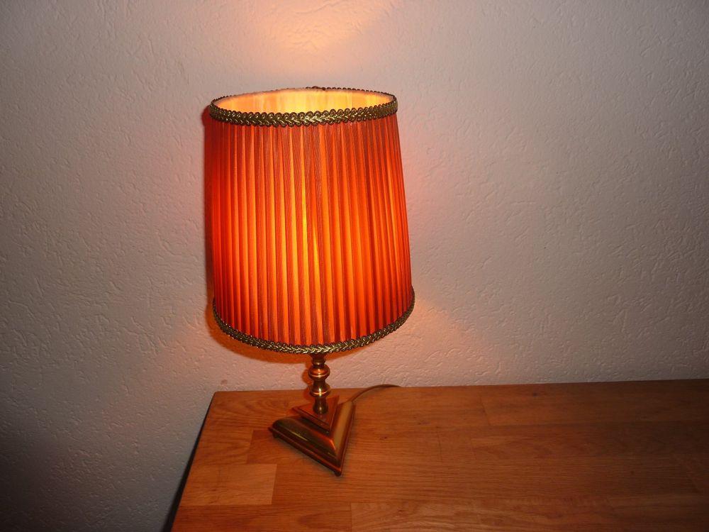 Rosen Tischlampe Mit Metall-Sockel - Romantische Blumen Lampe Für Schlafzimmer & Wohnzimmer