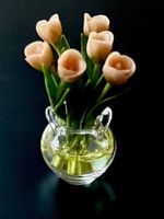 Tulpen in Glasvase für Puppenstuben. Kunstharz. USA.