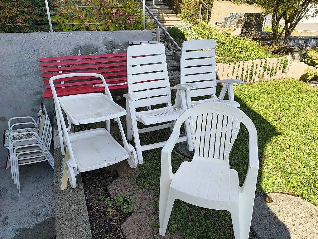 Set di tavolo e panche: alte Gartenmöbel aus Kunststoff – Usato da Günsberg venduto da Mikuro