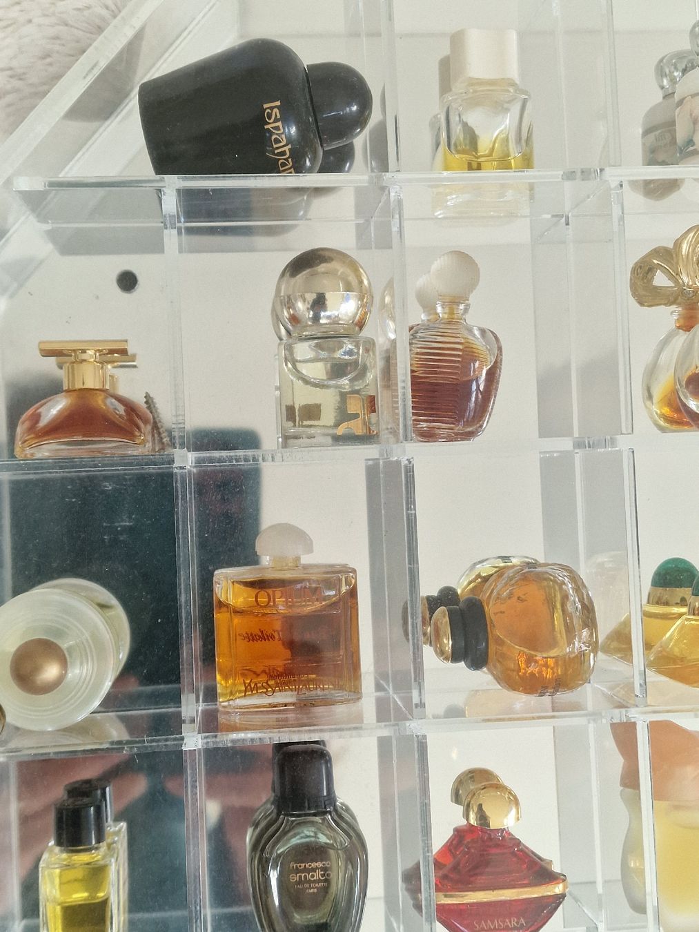 Profumi & Eau de Toilette: vitrine miroir avec porte plexiglas avec parfum – Usato da versoix venduto da 928 3