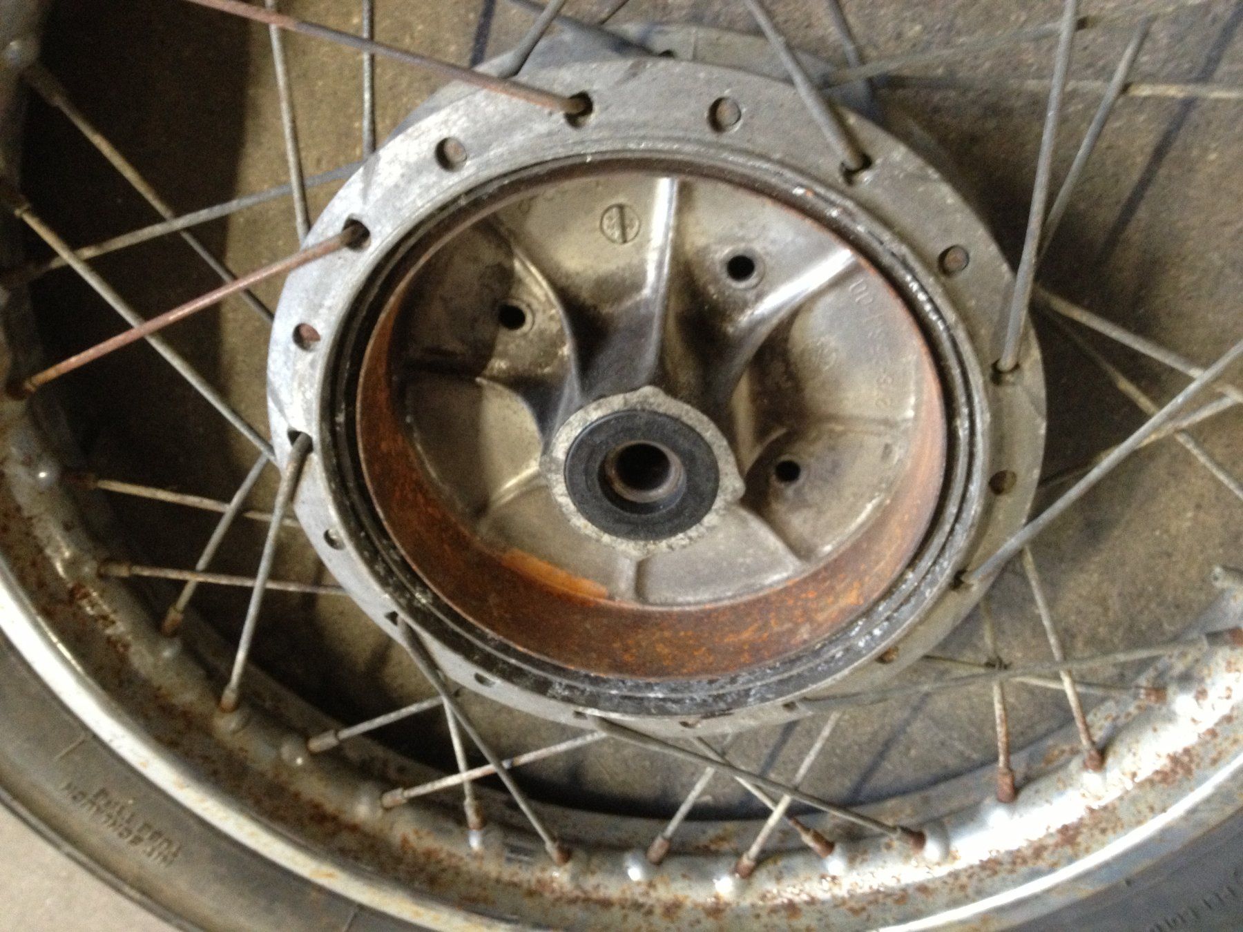 Suzuki Pneumatici & Ruote complete: Oldtimer, Veteran Suzuki 250 GT oder T  Hinterrad – Usato da Rickenbach LU venduto da Hulibu 2