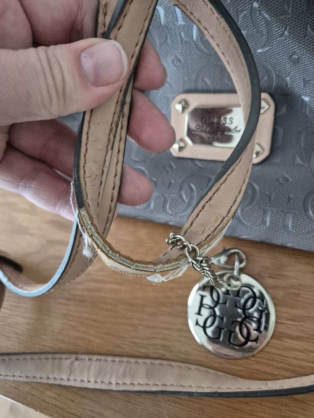 Guess Borse da donna: Guess Handtasche mit Gebrauchsspuren – Usato da Tuggen venduto da Santasbag 2