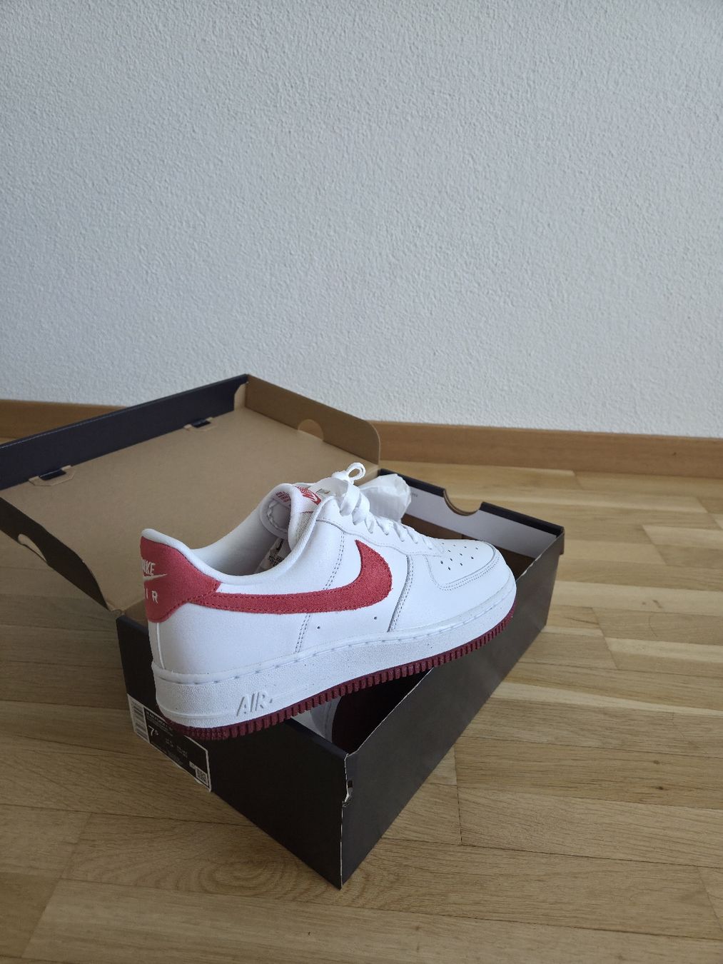 Nike Scarpe da donna: Nike Air Force 1 '07 Gr. 38.5 white / adobe red – Nuovo e nell'imballaggio originale da Zollikofen venduto da x_drive7 4