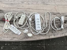 Mehrfachsteckdosen mit Kabeln und Adaptern Konvolut
