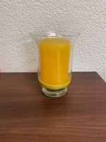 Dekovase mit gelber Kerze
