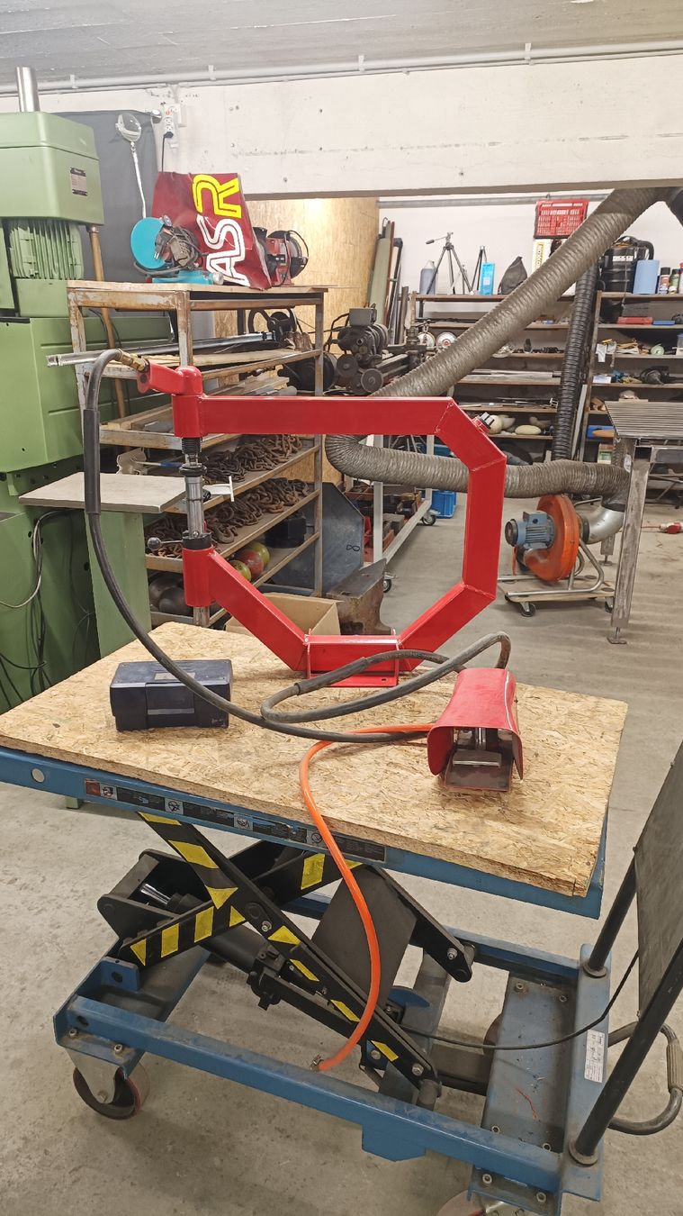 Tutte le macchine: Planierhammer/ Glätthammer mit Druckluft – Usato da St.Gallen venduto da David-Tanner-Art