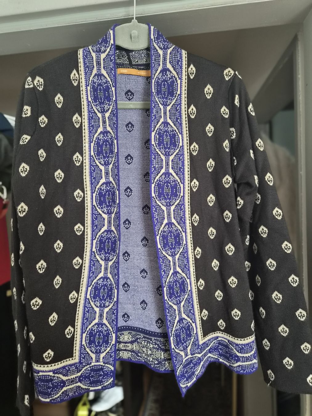 Giacche: Zendra, schöne Strickjacke Gr. S – Usato da Frenkendorf venduto da Moon111