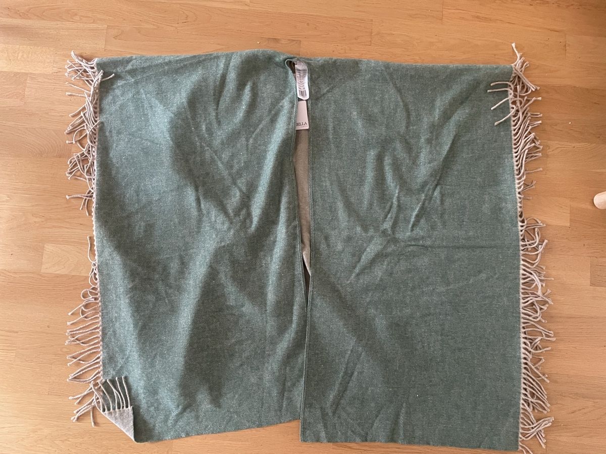 Foulard & Sciarpe: Reversible scarf/cape – Nuovo (secondo la descrizione) da zürich venduto da Ildiavolovesteprada 1