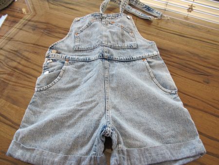 Sommerliche Jeans-Shorts-Latzhose, Grösse 164, neuwertig