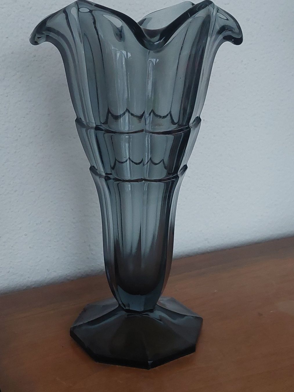 Vasen & Gefässe: Art Deco Pressglas Vase rauchgrau – Gebraucht aus Hergiswil NW von maiette-23.N