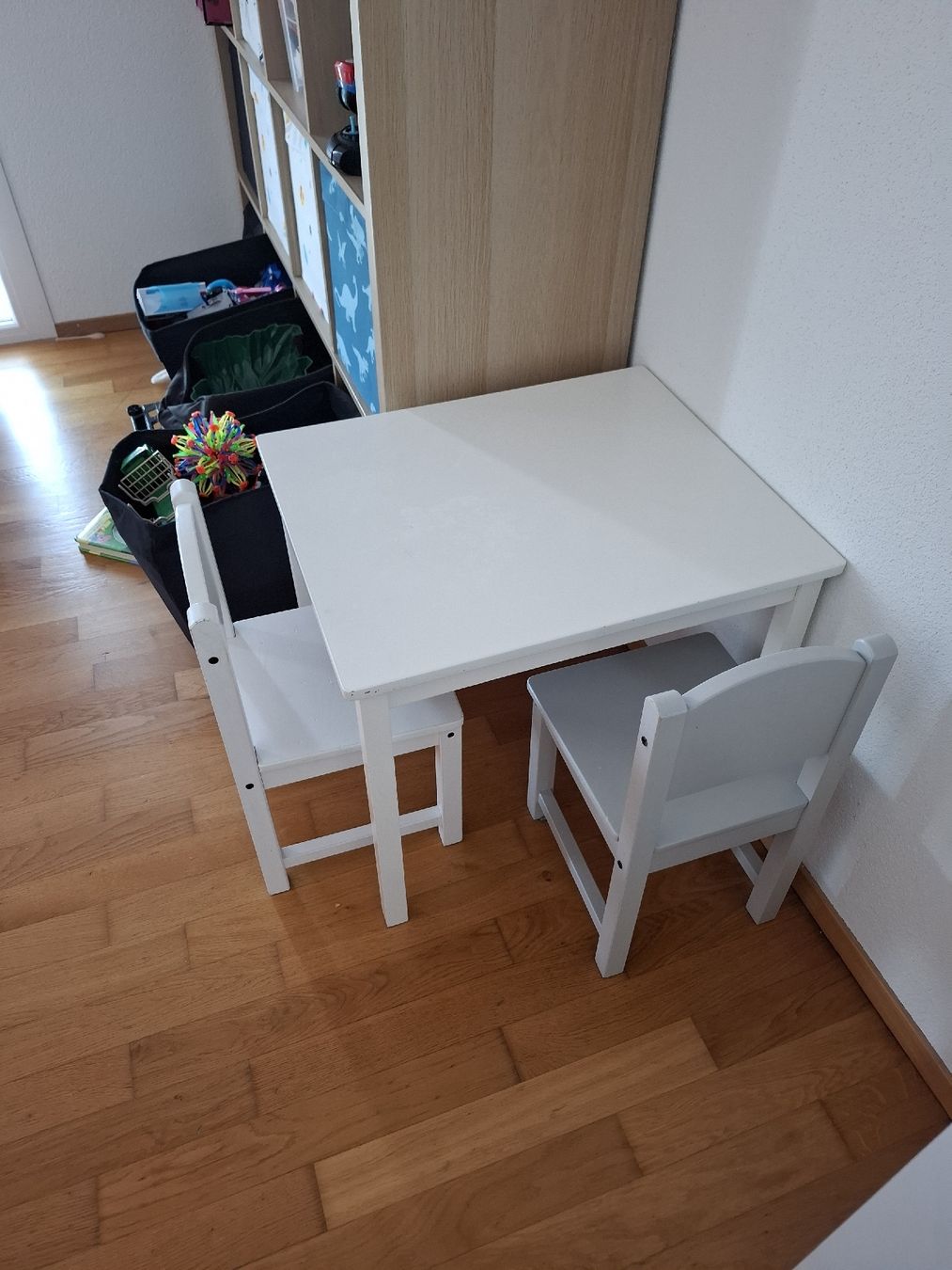 Tavoli: Kindertisch mit 2 Stühlen  – Usato da Oberrüti venduto da jas_89hd 1