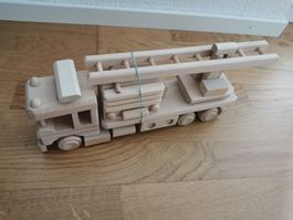Feuerwehrauto aus Holz – neues Spielzeug 🚒