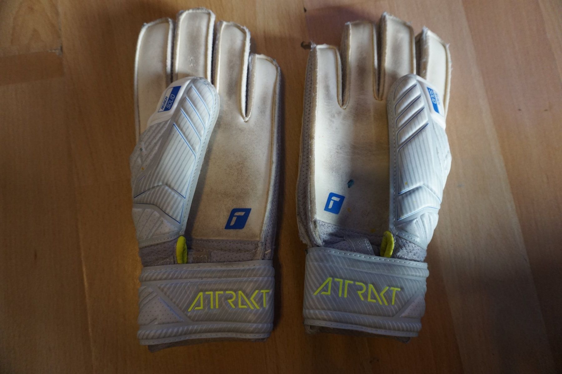 Reusch Guanti: Reusch Attrakt Grip Torwarthandschuhe  Gr.7 – Usato da Zürich venduto da einalemjena 1
