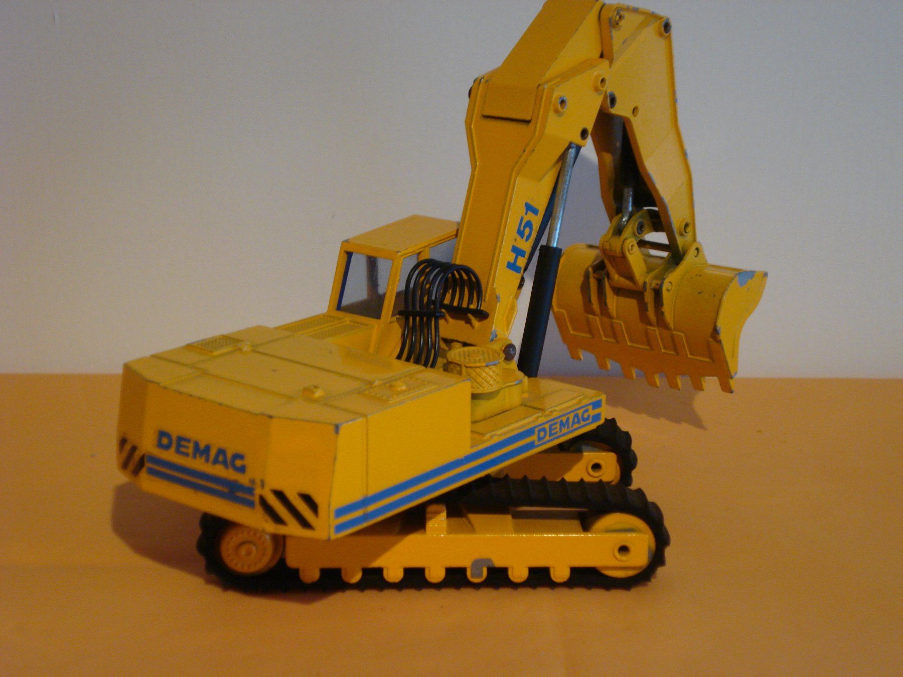 Modellbausätze & Standmodelle: DEMAG H 55 HL Raupenbagger – Gebraucht aus Mitlödi von worker04 1