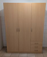 Kleiderschrank mit drei Türen